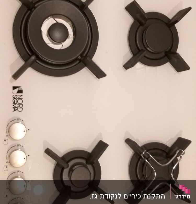כיריים גז עם ארבעה מבערים וכפתורי שליטה